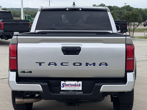 Used 2024 Toyota Tacoma TRD Off-Road image 5