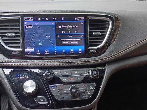 Used 2023 Chrysler Pacifica Pinnacle FWD image 15