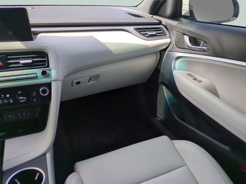 Used 2025 Genesis G70 2.5T image 15