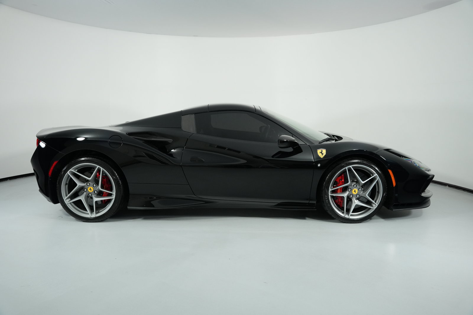 Used 2022 Ferrari F8 Spider RWD image 16
