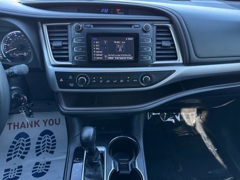 Used 2019 Toyota Highlander LE FWD image 12