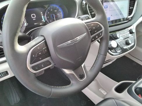 Used 2024 Chrysler Pacifica Touring-L image 26