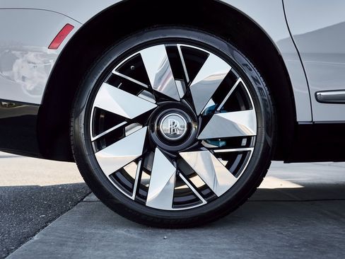 Used 2025 Rolls-Royce Cullinan image 19