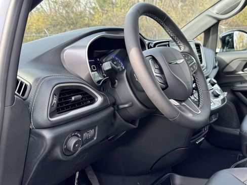 New 2026 Chrysler Pacifica Select image 2