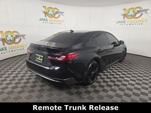 Used 2025 Toyota Camry SE image 9