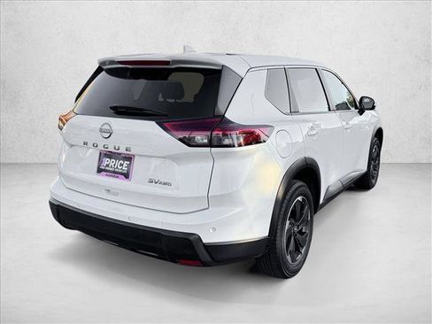 Used 2024 Nissan Rogue SV image 5
