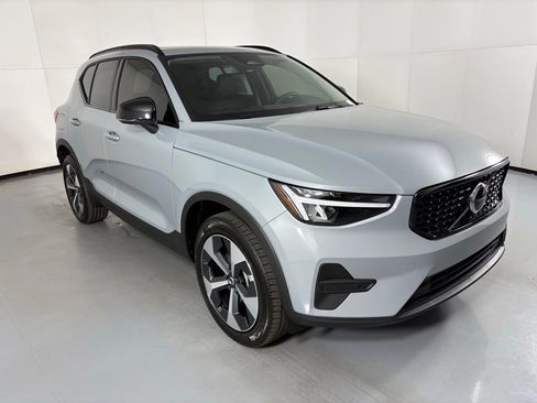 New 2026 Volvo XC40 B4 Core image 2