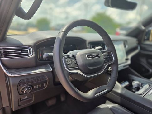 Used 2024 Jeep Wagoneer Series II w/ Flexible Seating Group RWD image 17