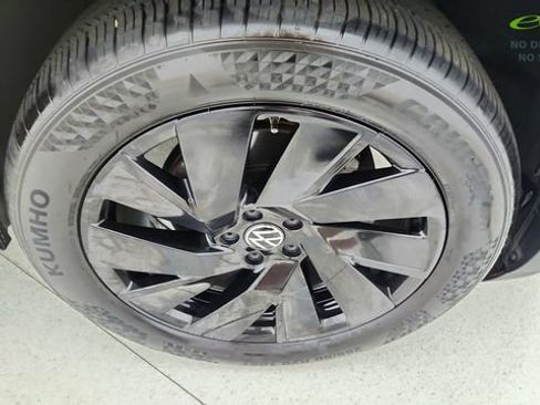 Used 2024 Volkswagen Atlas Cross Sport SE w/ Black Wheel Package image 53