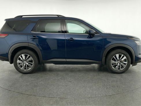 Used 2025 Nissan Pathfinder SV image 11