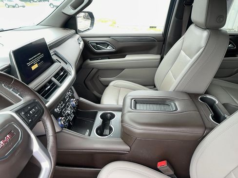 Used 2022 GMC Yukon SLT w/ SLT Luxury Package AWD/4WD image 18