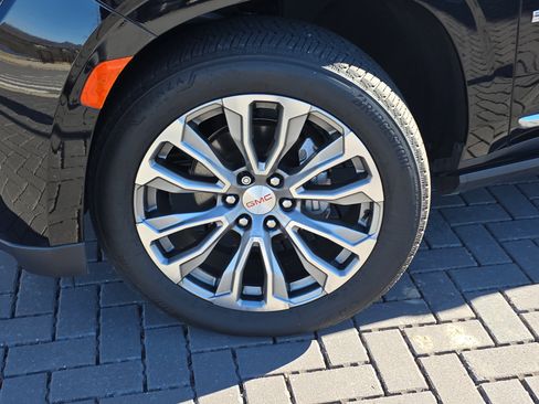 Used 2021 GMC Yukon Denali w/ Denali Premium Package image 12