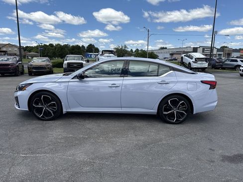 Used 2024 Nissan Altima 2.5 SR w/ SR Premium Package FWD image 11
