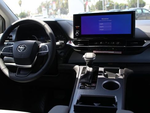 Certified 2026 Toyota Sienna XLE FWD image 26