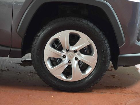 Used 2021 Toyota RAV4 LE AWD/4WD image 9