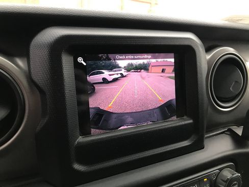 Used 2020 Jeep Gladiator Sport AWD/4WD image 17