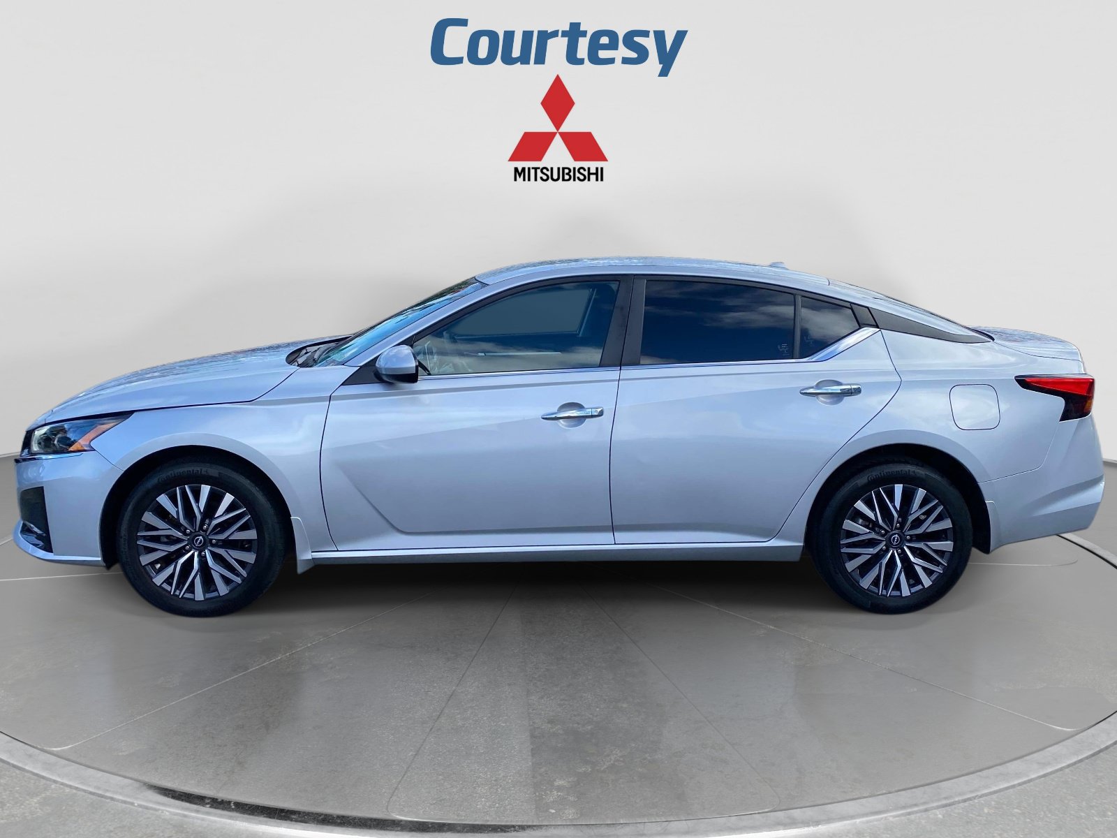 Used 2023 Nissan Altima 2.5 SV AWD/4WD image 2