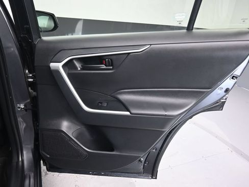 Used 2021 Toyota RAV4 LE FWD image 32