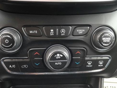 Used 2019 Jeep Cherokee Limited AWD/4WD image 27