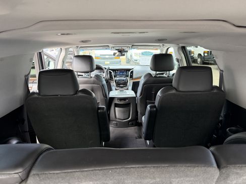 Used 2019 Cadillac Escalade ESV Luxury RWD image 11