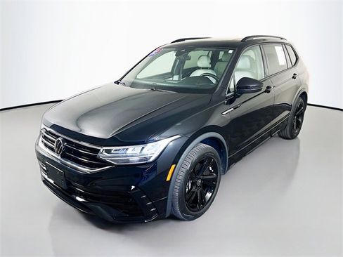 Used 2023 Volkswagen Tiguan SE R-Line image 3