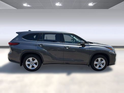 Used 2022 Toyota Highlander LE FWD image 8