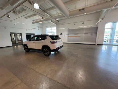 Used 2025 Jeep Compass Trailhawk AWD/4WD image 14