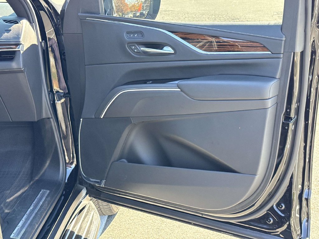 Used 2023 Cadillac Escalade ESV Luxury AWD/4WD image 25