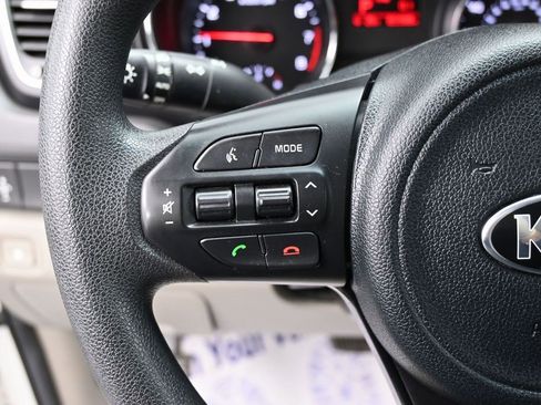 Used 2018 Kia Sedona L image 16