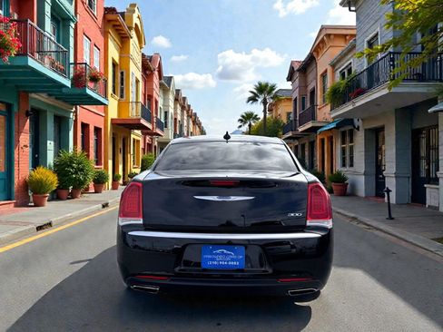 Used 2019 Chrysler 300 Touring w/ Chrome Appearance Package image 4