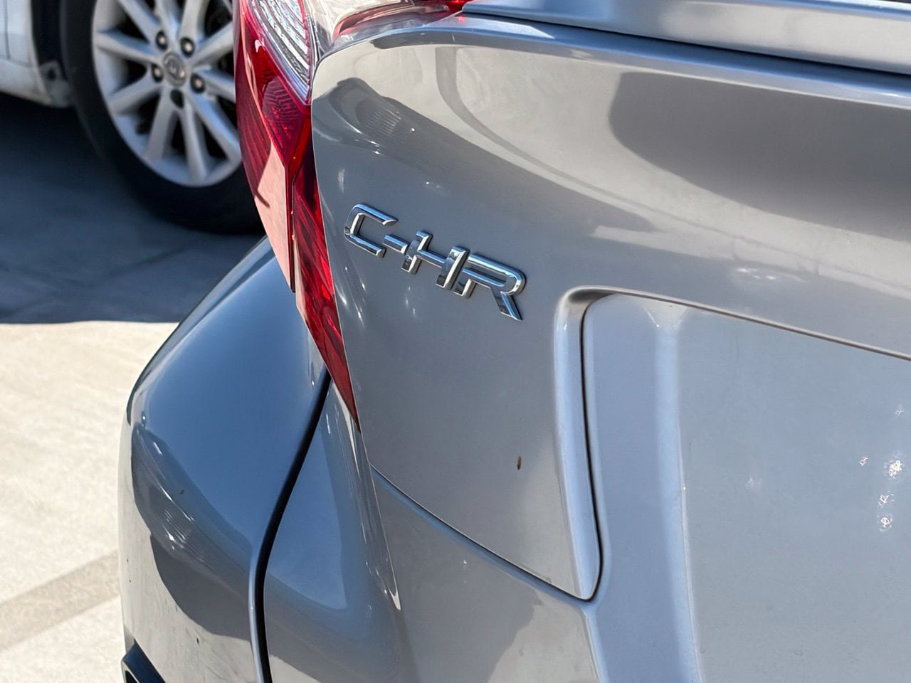 Used 2018 Toyota C-HR XLE FWD image 4