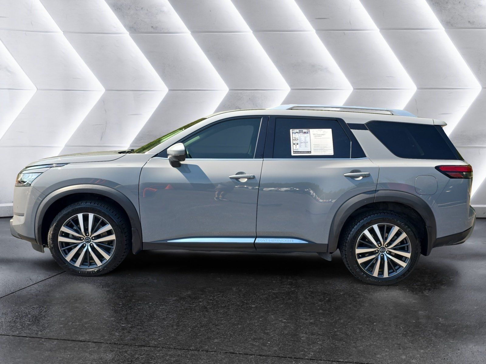 Used 2022 Nissan Pathfinder Platinum AWD/4WD image 2