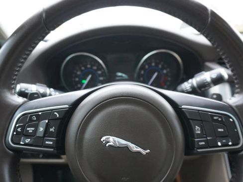 Used 2016 Jaguar XF Premium image 21