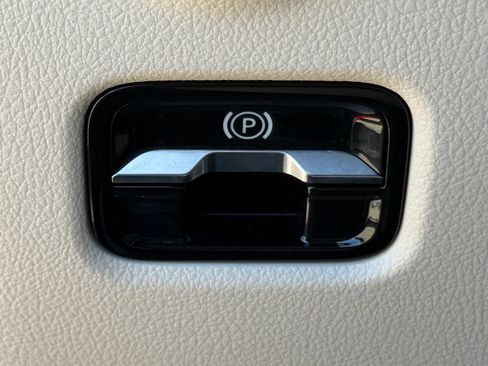 Used 2025 Mercedes-Benz C 300 Sedan image 31