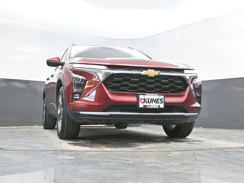 Used 2025 Chevrolet Trax LT FWD image 32