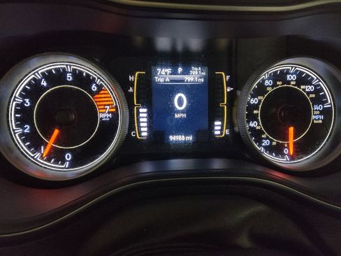 Used 2019 Jeep Cherokee Latitude Plus w/ Comfort/Convenience Group FWD image 23