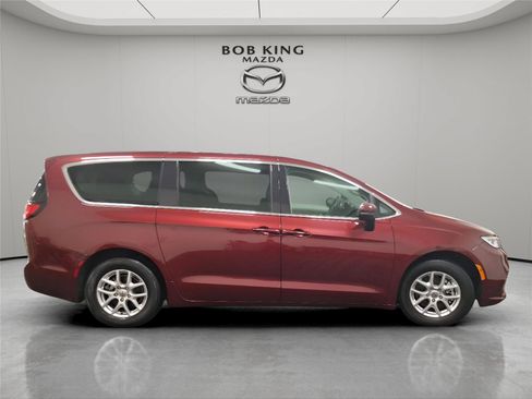 Used 2023 Chrysler Pacifica Touring-L FWD image 6