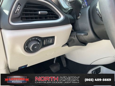 Used 2024 Chrysler Pacifica Touring-L image 7