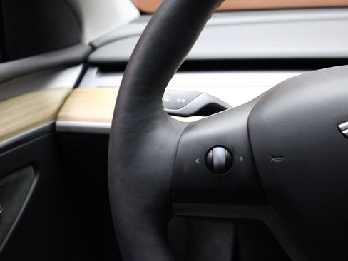 Used 2023 Tesla Model Y Long Range image 13