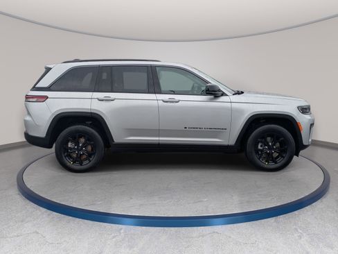 New 2026 Jeep Grand Cherokee Altitude AWD/4WD image 4