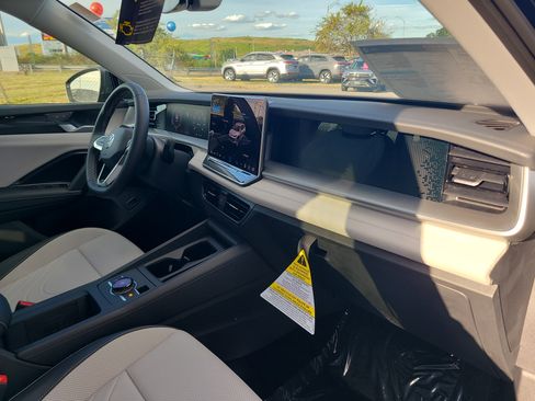 New 2025 Volkswagen Tiguan SE AWD/4WD image 9