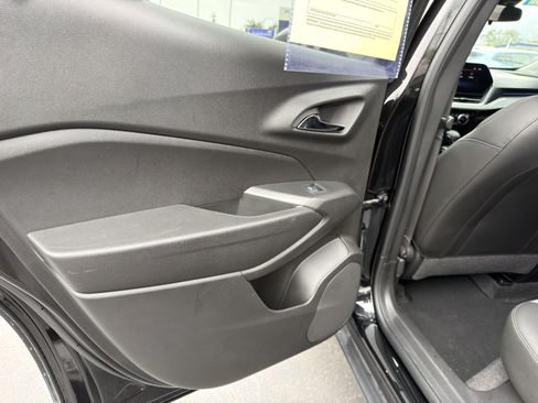 Used 2025 Chevrolet Trax LT FWD image 18