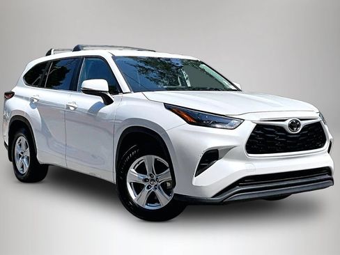 Used 2023 Toyota Highlander L FWD image 2