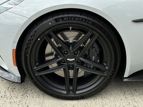 Used 2025 Aston Martin V8 Vantage Coupe image 4