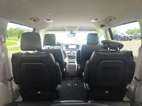 Used 2023 Chrysler Pacifica Touring-L FWD image 13