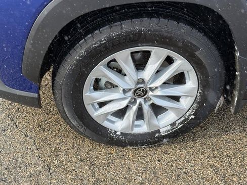 Used 2025 Toyota Corolla Cross LE image 9