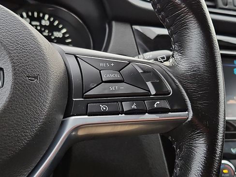 Certified 2018 Nissan Rogue SV image 17