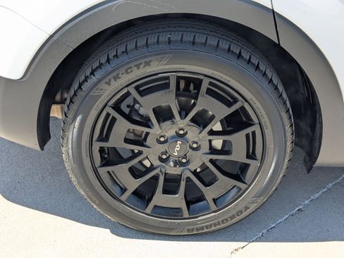 Certified 2022 Kia Telluride EX w/ EX Premium Package AWD/4WD image 12