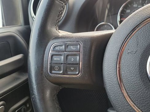 Used 2018 Jeep Wrangler Unlimited Sahara w/ Connectivity Group AWD/4WD image 16