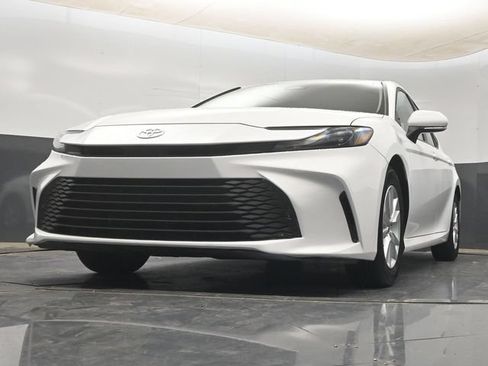 Used 2025 Toyota Camry LE FWD image 11